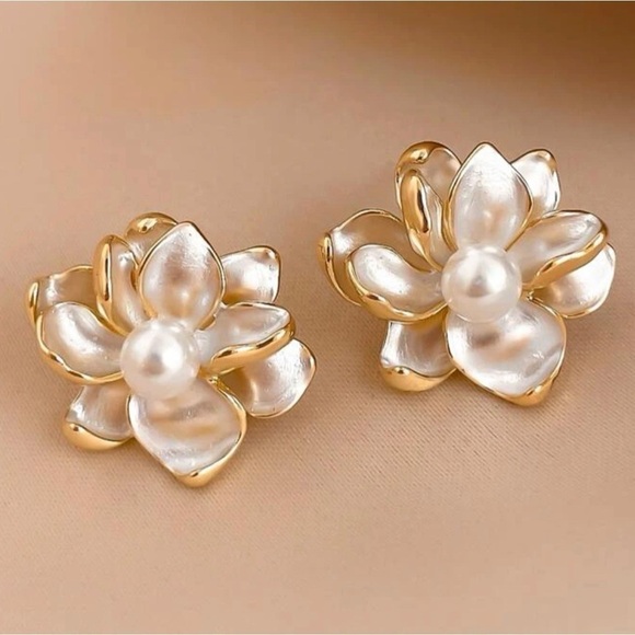 Enamel CAMELLIA Earrings 18K Gold plated white 925 silver stud womens jewelry - Picture 1 of 9